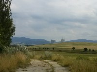 Pohled do krajiny, vykukují věže elektrárny Chotějovice
