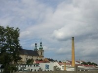 Ukazují se věže zámeckého kostela