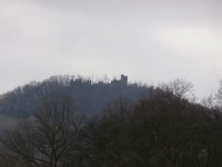 Za lázněmi se zvedá do výšky zřícenina hradu Šumburk