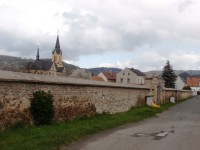 Ohradní zeď zámku a kostel v Libochovanech