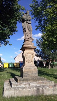 V Jeníkově socha sv. Salvátora poblíž kostela na návsi