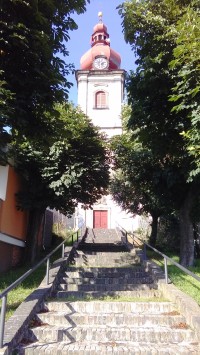 Pohled od schodů na kostel