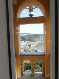 Pohled z okna věže na Mariánskou skálu