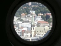 Pohled na kostel se šikmou věží