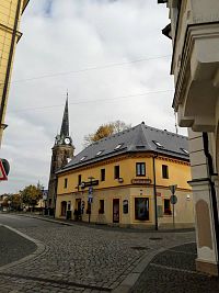 V pozadí vykukuje věž kostela "Chrám pokoje" - bývalý luteránský kostel
