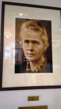 Vyšitý obraz Marie Curie Sklodowské, podle níž byl pojmenován lázeňský dům