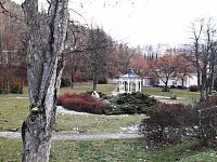Pohled na park od silnice před domem Curie