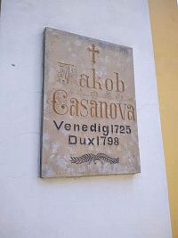 Pamětní deska na Jacoba Casanovu na kapli sv. Barbory vedle vchodu