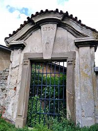 Jedna ze hřbitovních bran