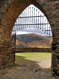 Přiblížení brány ke hradu