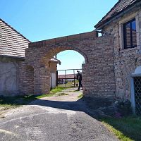 Nová brána na pozemcích bývalého velkostatku u zámku