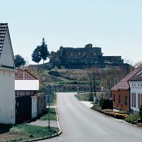 Pohled od kostela na zříceninu zámku