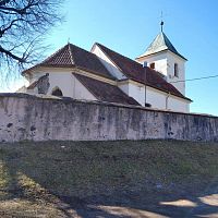 Kostel sv. Václava před hřbitovní zdí