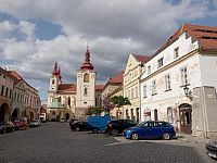 Jdeme blíž ke kostelu - ukazuje se Hošťálkovo náměstí, tady se natáčely záběry se seriálu "Náměstíčko"