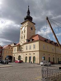 Opět radnice a zprava vykukuje chmelnice