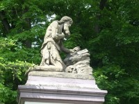 Zajímavá socha u hřbitova