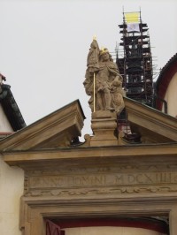 Detail sochy Sv.Václava nad vchodem