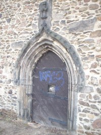 Bližší záběr na vchod do kostela