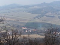 Vpravo v pozadí zřícenina hradu Oltářík nad vesnicí Děkovkou