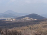 Vlevo v pozadí je královna Českého středohoří hora Milešovka