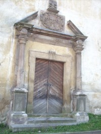 Kamenný portál na západním průčelí