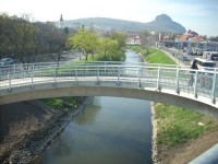 Pohled ze schodiště od nádraží na Bořeň a radnici