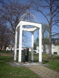 Památník na místě bývalé synagogy