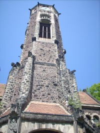 Pohled na věž kostela