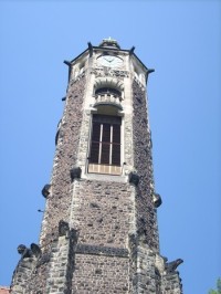 Pohled na věž kostela...