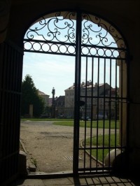 Pohled přes nádvoří zámku k náměstí
