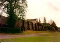 Bývalý špitál s hradbami v Lurdech