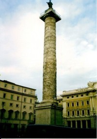 Trajánův sloup,na vrcholu socha sv.Petra a dolů podél sloupu vytesané postavy