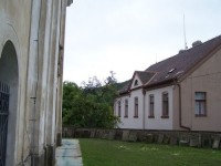 Pohled na školu ze zrušeného hřbitova od kostela