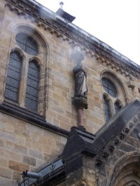 Evangelický kostel s dešťovými kapkami na objektivu..
