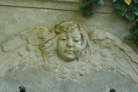 Jeden z reliefů na náhrobcích