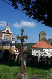 Pohled od kostela k novorenesančnímu domu i ke hradu