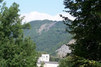 Výhled ze zámeckého parku na Krušné hory a v zeleni se skrývá hrad Blansko