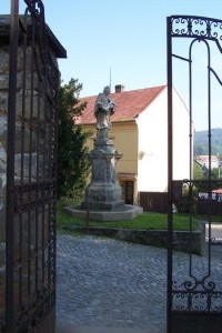 Pohled na sochu J.Nepomuckého ze zám.zahrady