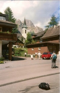2.Malá vesnička Waldhaus - už vykukují hory