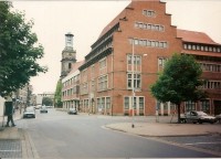 1.V pozadí pozůstatek války v Hannoveru - vybombardovaný kostel