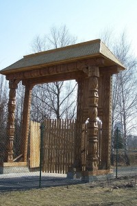 36.Krásná vyřezávaná brána k pravoslavnému kostelíku