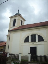 6.Pohled na část kostela s věží