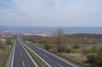 27.Pohled z mostu na dvouproudovku s výhledem na část Teplic a Krušných hor 