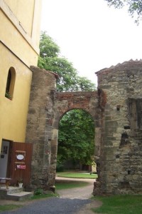 15.Vstupní portál od věže