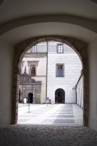 28. Pohled na nádvoří zámku přes vstupní bránu 