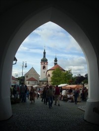 35.Průhled branou k bazilice sv.Václava