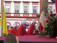 9.V popředí bývalý litoměřický biskup Pavel Posád a pražský biskup Václav Malý