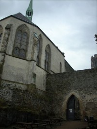 22.Hradní kaple se vstupní čtvrtou branou na nádvoří hradu