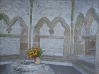 36.V podlaze presbytáře fragment, kde stával oltář
