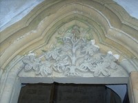 34.Nad vchodem do kaple bohatě zdobený tympanon s motivem Stromu života